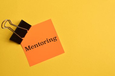 Sarı arkaplanda izole edilmiş yazı ile yazılmış turuncu kağıt