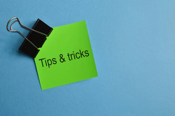 Зеленая Бумага Написанная Текстом Tips Tricks Изолированы Синем Фоне — стоковое фото