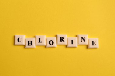 Sarı arkaplanda izole edilmiş metni olan kare harfler