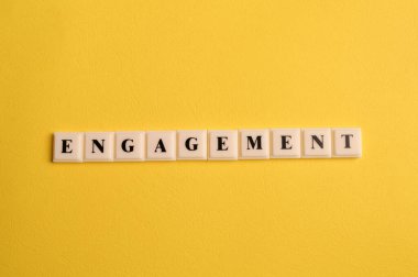 Sarı arkaplanda izole edilmiş metni olan kare harfler