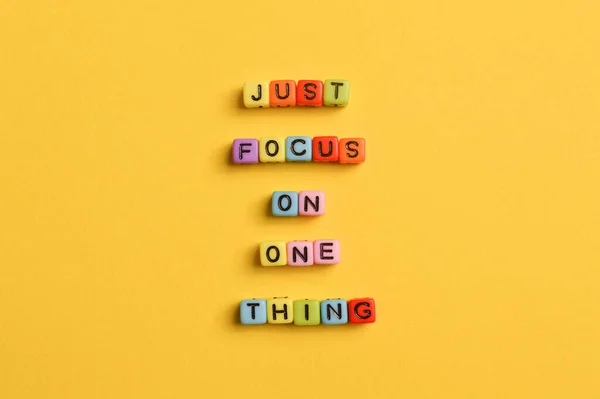 Buchstaben Mit Text Just Focus One Thing Motivationsquote — Stockfoto