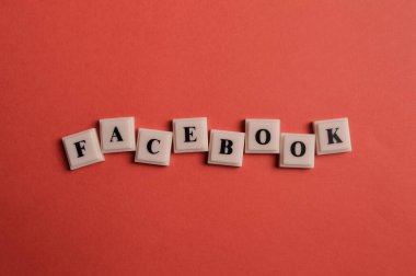 Klang, Malezya: 5 Temmuz 2021 - Kırmızı arkaplanda FACEBOOK yazılı metinler izole edilmiş