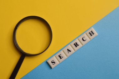 Metin arama ile büyüteç ve kare harfler