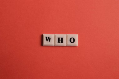 Kırmızı arkaplanda izole edilmiş metni olan kare harfler