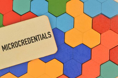 MICROCREDENTIALS ile yazılmış renkli tahta bloklar ve etiket.