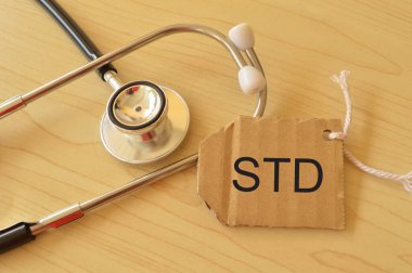 STD ile yazılan etiket ve steteskop, cinsel açıdan doğru olmayan hastalıklar anlamına geliyor.