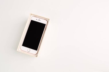 Klang, Malezya: 20 Temmuz 2021 - Beyaz arkaplanda izole edilmiş yeni elma iPhone 8