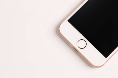 Klang, Malezya: 20 Temmuz 2021 'de iPhone 8 ev düğmesinin beyaz arkaplanda izole edilmiş görüntüsü