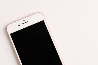 Klang, Malezya: 20 Temmuz 2021 Beyaz zemin üzerinde izole edilmiş iPhone 8 ekranının yakın görüntüsü