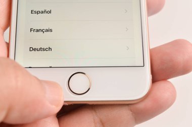 Klang, Malezya: 20 Temmuz 2021 - Ekranda ev düğmesi olan el ele tutuşma iPhone