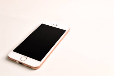 Klang, Malezya: 20 Temmuz 2021 - Apple 'ın 8 numaralı telefonu beyaz arkaplanda izole edildi