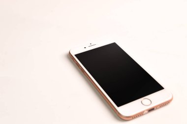 Klang, Malezya: Beyaz arkaplanda elma tarafından izole edilmiş İphone 8