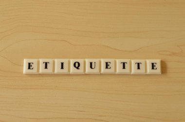 Metni ETIQUETTE olan kare harfler. Üst görünüm.