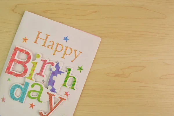 Feliz Cartão Aniversário Com Decorações Coloridas Mesa — Fotografia de Stock