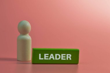 Tahta insanlar yazı liderleri gibidir. Liderlik kavramı.
