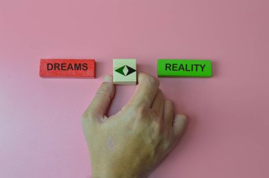 Kırmızı ve yeşil tahta bloklar DREAMS ve realite