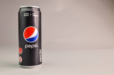 Klang, Malezya: 29 Temmuz 2021 - Gri arka planda izole edilmiş Pepsi veya Pepsi Cola Beverage