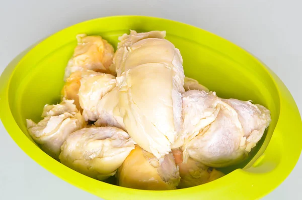 新鲜榴莲水果在一个绿色的碗中 与白色的背景隔离 — 图库照片
