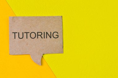 Yazılı baloncuk konuşma notu. İş ve eğitim kavramı