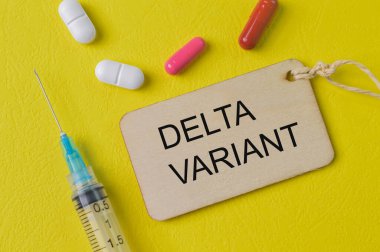 Şırınga enjeksiyonu, hap kapsülleri ve DELTA VARIANT ile yazılmış etiket