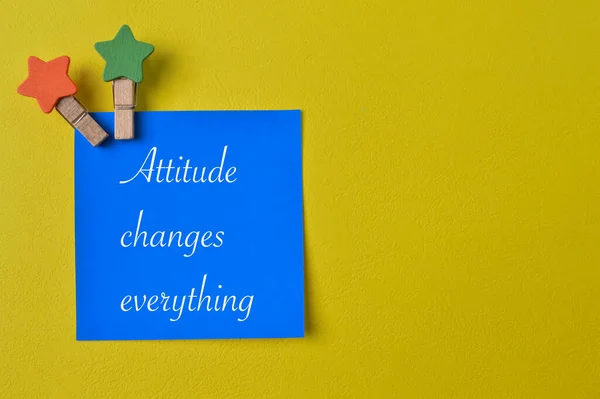 Синя Нотатка Написана Фразою Attitude Changes Everything — стокове фото