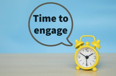 Mavi arkaplanda sarı saat ve bağlanma zamanı