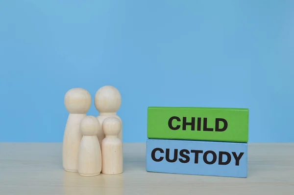 Patung Boneka Kayu Berdiri Balok Kayu Dengan Frase Child Custody — Stok Foto