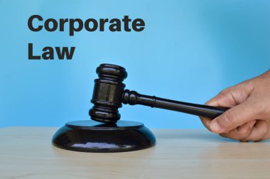 Yargıç Tokmak 'la el ele tutuşup, CORPORate Kanunu' nu okuyun.