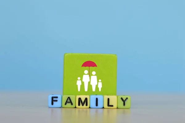 Dřevěný Kostkový Blok Symbolem Rodiny Pojetí Rodinného Pojištění — Stock fotografie