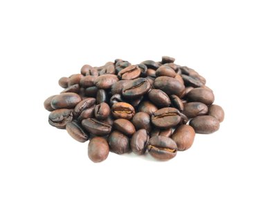 Kahverengi kahve çekirdeği kavrulmuş, beyaz arka planda izole edilmiş. Seçici odak