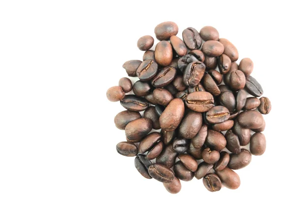 白い背景にコーヒー豆の茶色のロースト孤立した 選択的焦点 — ストック写真
