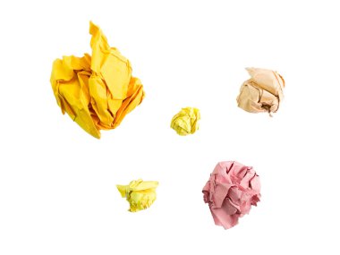 Beyaz arka planda izole edilmiş buruşmuş kağıt toplar.