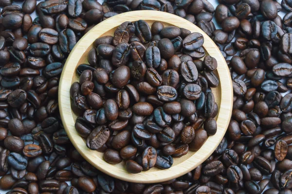 木製の板の上で焙煎されたコーヒー豆の茶色のトップビュー — ストック写真