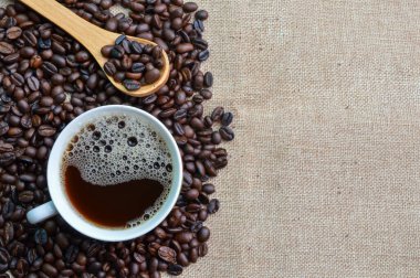 Kavrulmuş kahve çekirdekli beyaz kahve. Metin için alanı kopyala