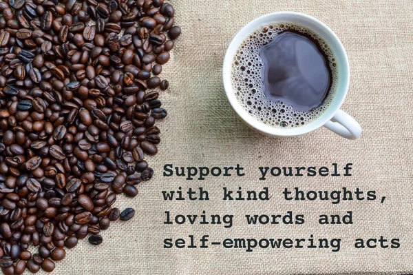 Kahve çekirdekleri ve bir fincan kahve. Cümlelerinizi destekleyen cümleler. Düşüncelerinizi destekleyen, kelimelerinizi seven ve kendinizi yücelten hareketler.