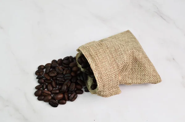 コーヒー豆の茶色のローストとバラップのキャンバスの袋 — ストック写真