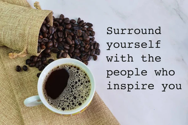 Una Taza Café Con Frase Surround Yourunf People Who Inspire — Foto de Stock