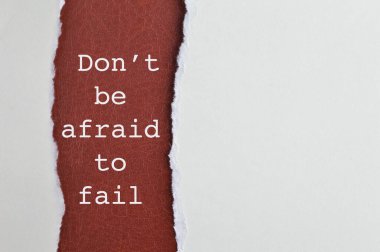 Kahverengi arkaplanda yazılan sözlerden korkmayın.