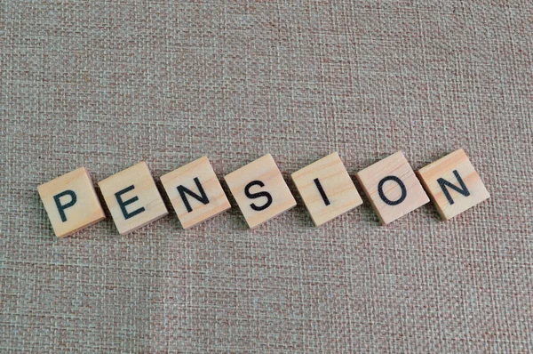 Quadratische Buchstaben Mit Text Pension Isoliert Auf Braunem Hintergrund — Stockfoto