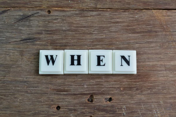 Quadratische Buchstaben Mit Text Wenn Isoliert Auf Einem Hölzernen Hintergrund — Stockfoto