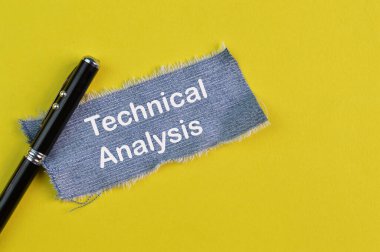 TECHNICAL ANALYSIS yazılı kalem ve yırtık kot pantolon parçaları