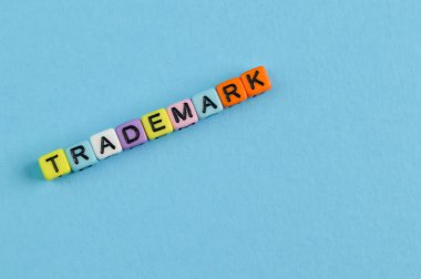Metin TRADEMARK ile renkli alfabe boncukları