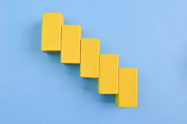 Bloques Cubo Madera Amarillos Aislados Sobre Fondo Azul —  Fotos de Stock