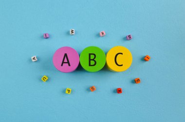 Alfabe boncukları ve ABC yazılı tahta küp bloklar