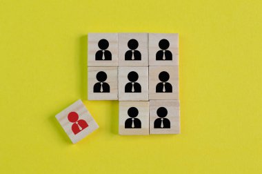 Ahşap blok ve insan sembolü. Yetenek edinme, yetenek arayışı veya çalışan kavramsal.