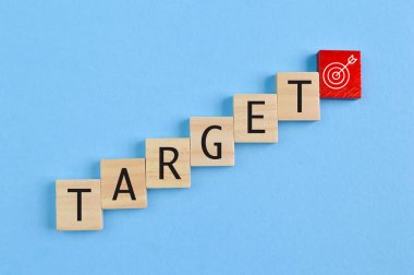 Metin TARGet ve dart sembollü tahta blok