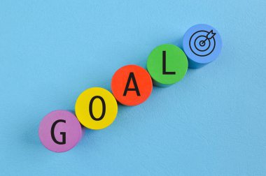 Metin hedef ve dart sembollü tahta küp bloklar