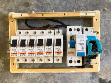 Klang, Malezya: 9 Eylül 2021 - Aşırı yükleme veya kısa devre nedeniyle elektrik santrallerini yakmak. Hatalı ev kabloları