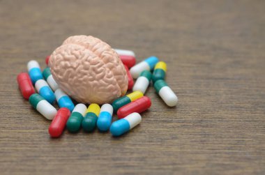 İlacın beyin kimyası, bilişsel fonksiyon ve zihinsel hastalık tedavisi üzerindeki güçlü etkisi.