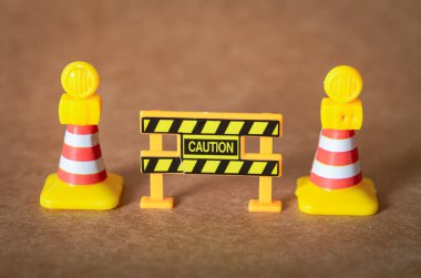 Minyatür güvenlik bariyerinin bu kavramsal görüntüsü tehlikelere karşı duyarlı olmak için evrensel bir semboldür..